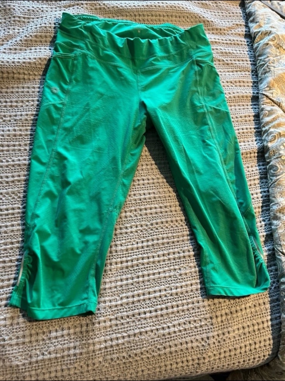 Women’s Athleta cropped capri leggings